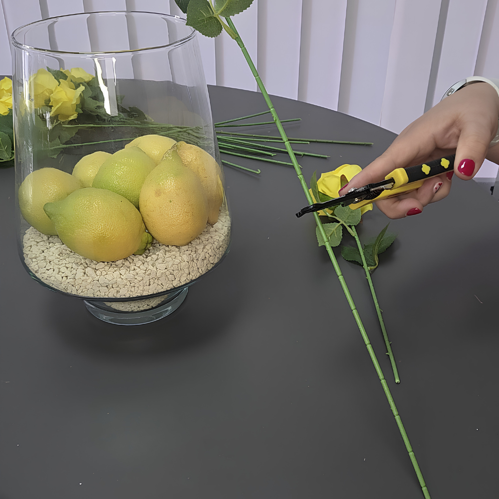 Antes de colocar las rosas, ajusta la longitud de los tallos para adaptarlos a la altura del jarrón. Un corte adecuado permitirá que las flores queden proporcionadas y luzcan una composición más armoniosa.